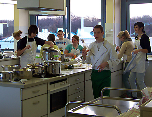 Grundschüler besuchen die Mittelschule